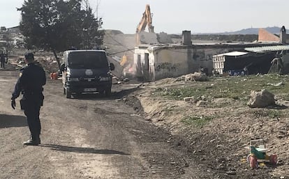 Una excavadora derriba una infravivienda del Sector VI de la Cañada Real.