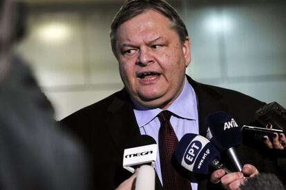 El ministro de Economía, Evangelos Venizelos, dirigiéndose a los periodistas tras realizar una teleconferencia con varios ministros de Finanzas de la Eurozona.