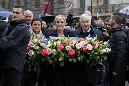 La lider del partido de ultraderecha Marine Le Pen coloca una corona de flores en la estatua de Juana de arco durante las celebraciones del primero de mayo en Paris.