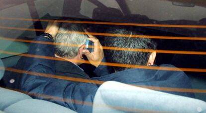 Nené Barral, en un coche policial cuando fue detenido en 2001.