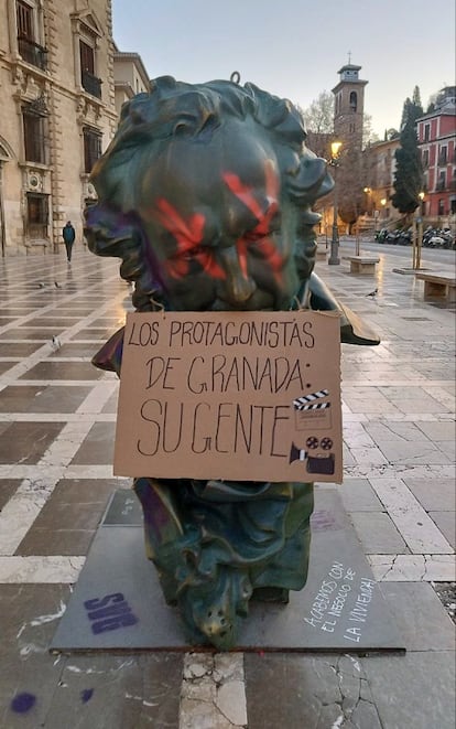 Uno de los bustos de los Goya a gran formato que diferentes colectivos de Granada han aprovechado su instalación en la ciudad para reivindicar luchas sociales.