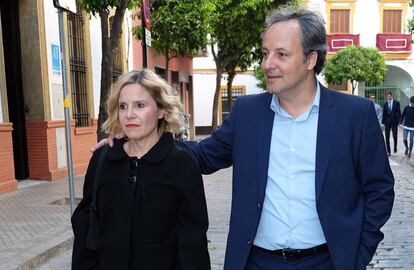 Eugenia Martínez de Irujo y Narcís Rebollo en Sevilla, el pasado a finales de marzo.
 