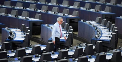 El presidente de la Comisión, Jean-Claude Juncker paseando por el hemiciclo