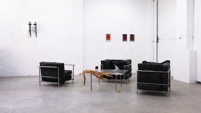 Vista de la exposición 'Afters_' con obras de Sahatsa Jauregi, Víctor Santamarina y Maximilian Seegert. Foto de Azahar Elena.