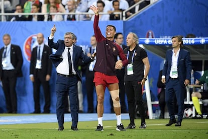 Fernando Santos y Cristiano, durante la segunda parte.