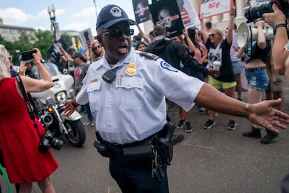 A las afueras del Capitolio, agentes de la Policía se han enfocado en prevenir un enfrentamiento entre manifestantes a favor y en contra del aborto. 