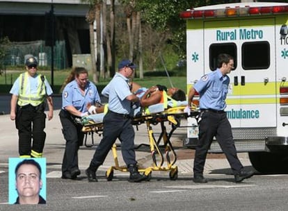 Los equipos de rescate transportan a uno de los heridos del tiroteo en Orlando.- En la parte inferior izquierda, una foto del sospechoso del ataque