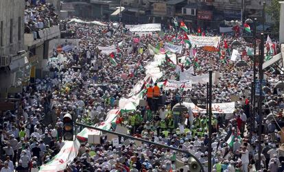 Miles de jordanos protestan en el centro de Amman. 
