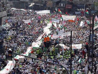Miles de jordanos protestan en el centro de Amman.