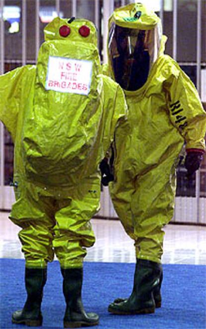 Expertos inspeccionan una caja en el aeropuerto de Sidney.