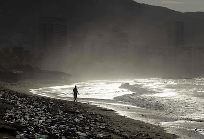 Desechos plásticos varados en la playa de Santa Lucía Acapulco, en el Pacífico mexicano, en 2020.