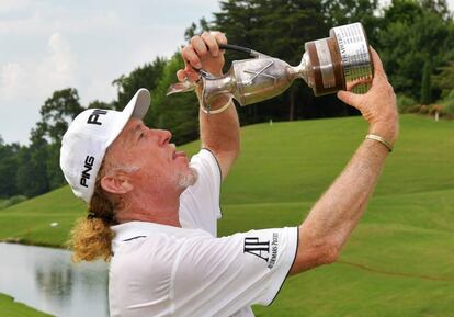 Miguel Ángel Jiménez, con el trofeo.