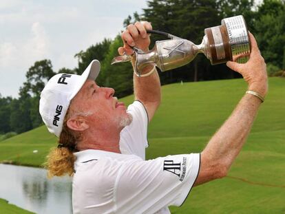 Miguel Ángel Jiménez, con el trofeo.