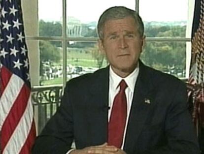 Imagen del presidente George W. Bush, captada de la televisión, durante el discurso en el que ha anunciado el comienzo de la operación militar contra Afganistán.