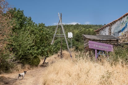 Entrada a la pedanía abandonada de Fraguas, en Guadalajara.