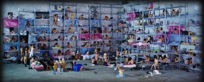 <b><i>Dormitorio</b></i>,  fotocreación del artista Wang Qingsong, cuya obra se expondrá en Getxo.