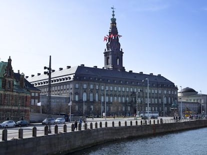 Vista del palacio de Christiansborg, en Copenhague, sede del parlamento dan&eacute;s. 