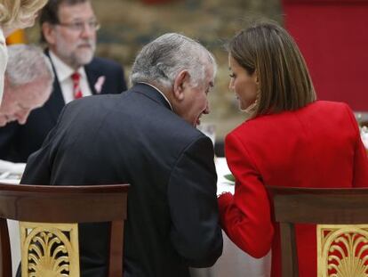 La reina Letizia conversa con el poeta y premio Cervantes Antonio Gamoneda, hoy en el almuerzo en el Palacio Real de El Pardo.