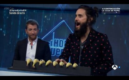 Jared Leto, a las banana-teclas, demostrando no ser sólo una cara bonita: también un músico de prestigio