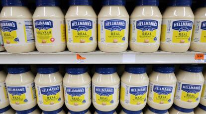 Botes de mayonesa Hellmann's, marca propiedad de Unilever