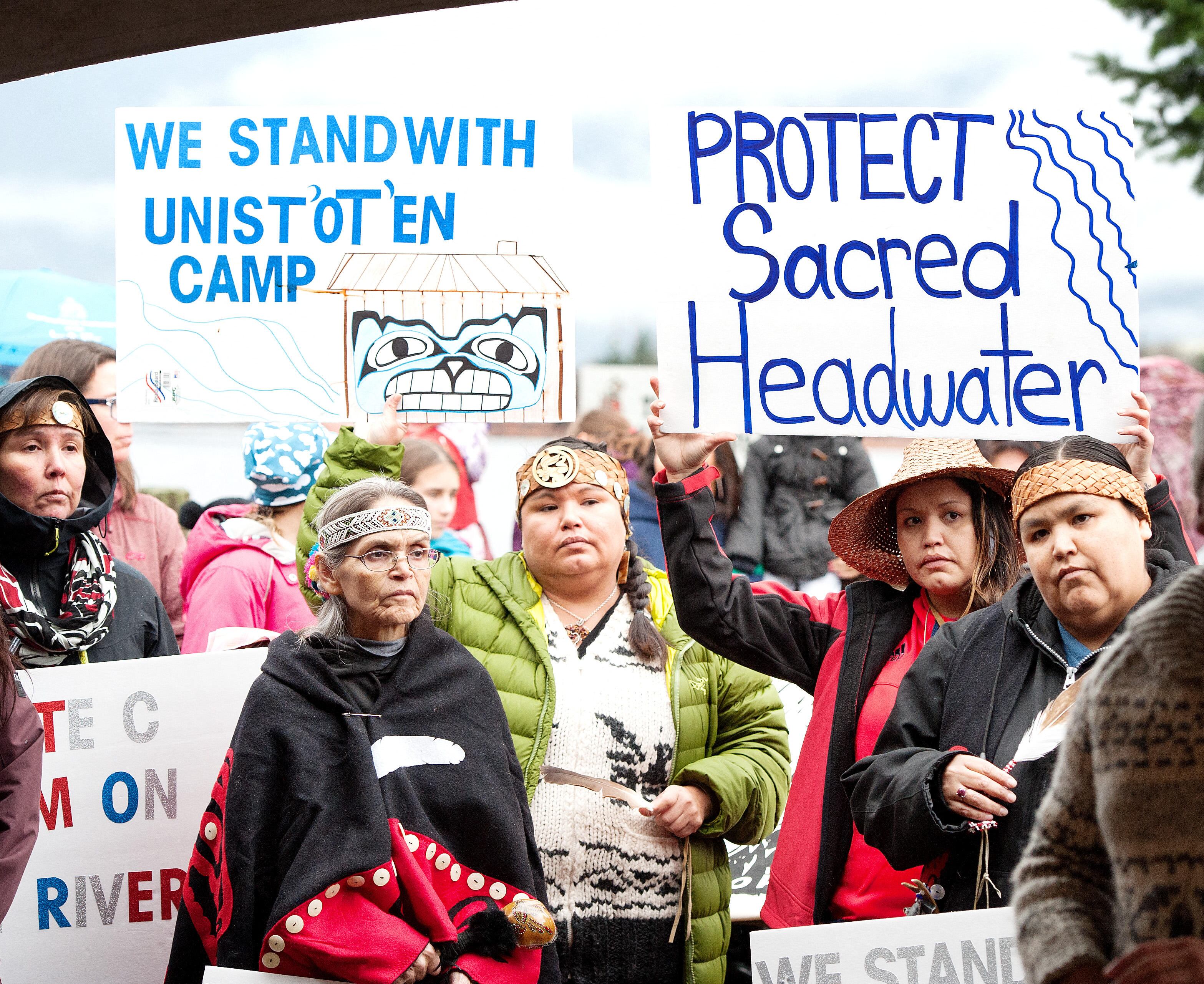 Pueblos indígenas protestan contra el proyecto de gasoducto propuesto para Woodfibre LNG en Squamish, Columbia Británica, Canadá, en 2016.