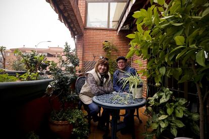Adela León y su pareja, Daniel Barrio, en su piso de San Sebastián de los Reyes.
