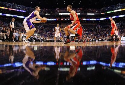 Luke Zeller, de los Phoenix Suns, durante el partido ante Portland Trail Blazers