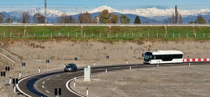 El Fiat 500 y el autobús Iveco E-Way durante las pruebas.