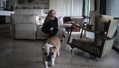 Victoria Bonet junto a su perro en el comedor de la vivienda.