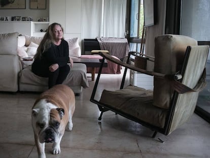 Victoria Bonet junto a su perro en el comedor de la vivienda.