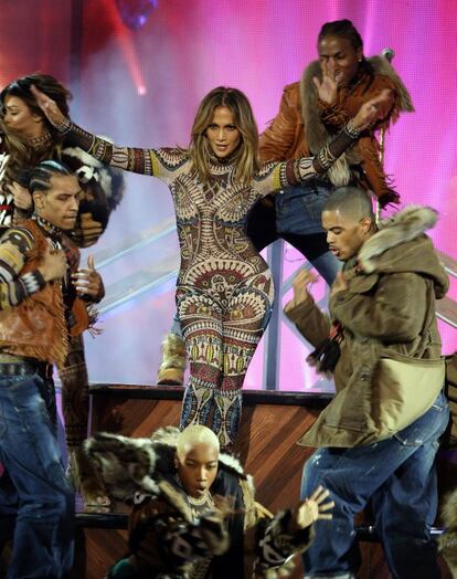 Jennifer Lopez eligió este ajustado mono de estampado étnico para su actuación. Pero cuando el momento musical de la presentadora acabó, Lopez se decantó por vestidos más decorosos y elegantes.