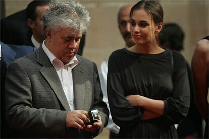 El cineasta Pedro Almodovar, junto a la hija del escritor Paul Auster.