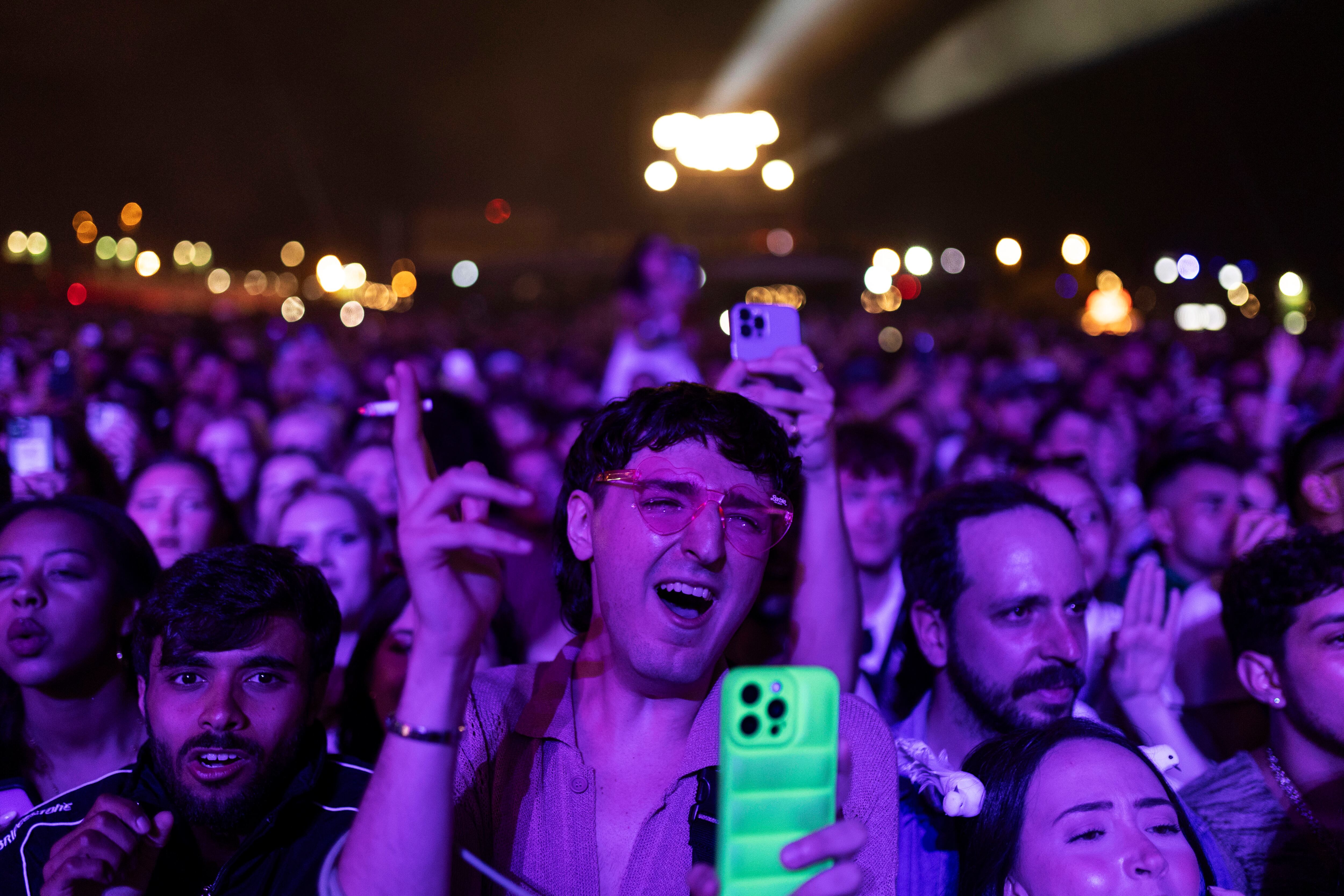 Decenas de personas asisten al concierto de Lana del Rey, el 31 de mayo en Barcelona. 