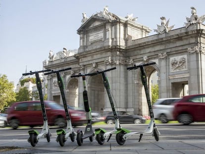 Patinetes eléctricos aparcados frente a la Puerta de Alcalá, en Madrid.