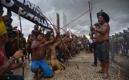 Ind&iacute;genas protestam em Bras&iacute;lia contra a PEC 215.