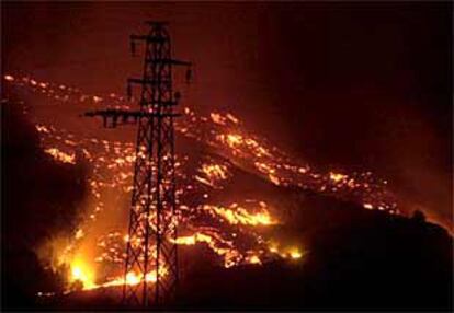 La lava del Etna se encuentra a cinco kilómetros de la población de Nicolisi.