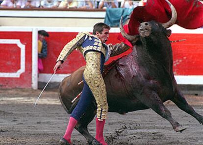 El diestro José María Manzanares, con su primer toro de la tarde.