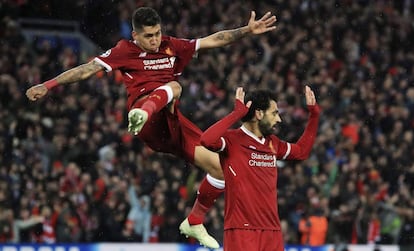 Salah pide perdón a la Roma tras uno de sus goles mientras Firmino salta.