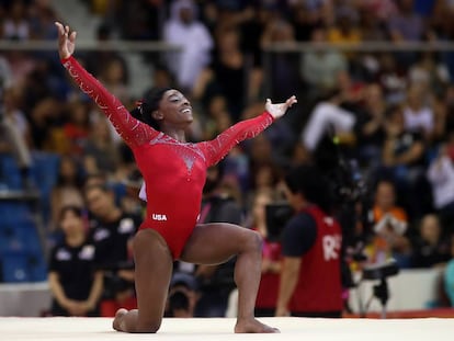 Simone Biles en la pose final de su ejercicio de suelo.