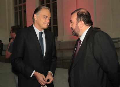 El vicesecretario general de Comunicación del PP, Esteban González Pons, y el consejero delegado de EL PAÍS, José Luis Sainz.