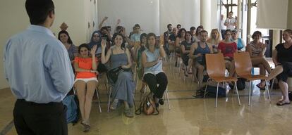 Los 35 jóvenes que participan en el proyecto home en la Cámara de Comercio de Sevilla