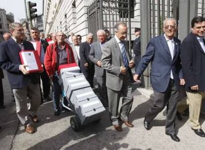 Representantes de regantes del Tajo-Segura, a su llegada al Congreso para entregar las firmas de apoyo.