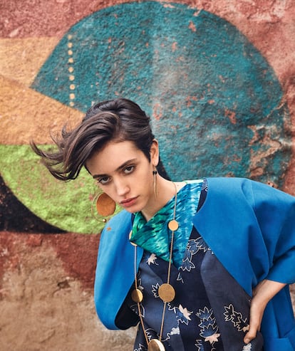 Chaqueta en ante y cuero de la colección cápsula especial 40 aniversario de MARINA RINALDI (905 €), vestido teñido a mano de FELIPE LUCA DE TENA (c. p. v.). Encima, túnica estampado crocus (1.300 €), collar (790 €) y pendientes (390 €), todo de PAULA’S IBIZA LOEWE.