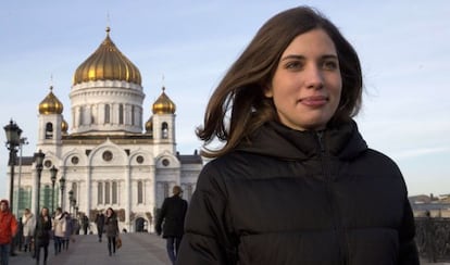 Nadezhda Tolokónnikova, com a catedral Cristo Redentor ao fundo.