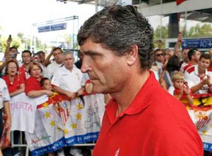 Juande Ramos, a la llegada del Sevilla al aeropuerto de Niza camino de Montecarlo.