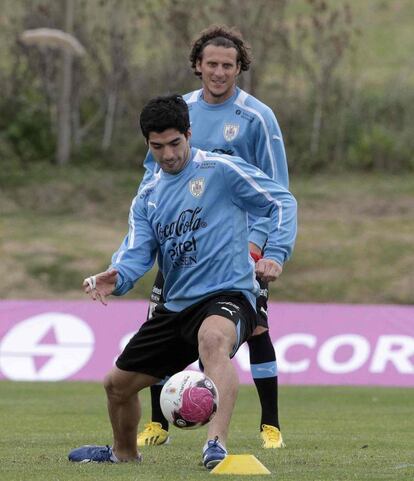 Luis Suárez y Diego Forlán se ejercitan con la selección de Uruguay en Montevideo.