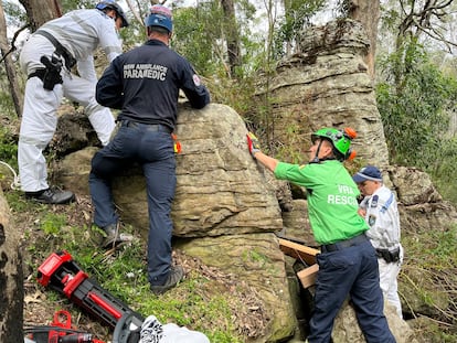 La mujer de 23 años que se quedo atrapada en  Hunter Valley, imagenes publicadas por los servicios de emergencia australianos.