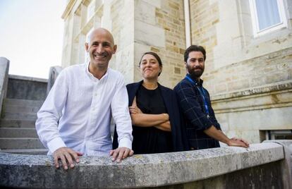 Modesto Lomba, la directora de Harper's Bazaar, Eugenia de la Torriente y Juan Vidal en el Palacio de La Magdalena.