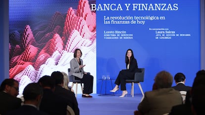 Loreto Rincón, directora de servicios financieros en Hiberus (derecha) conversa con Laura Salces, jefa de sección de 
mercados en Cinco Días. 