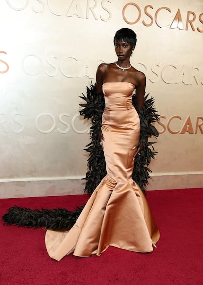 La modelo Anok Yai, imagen de Marc Jacobs, con un vestido satinado palabra de honor de corte sirena y estola de plumas de la italiana Marni.